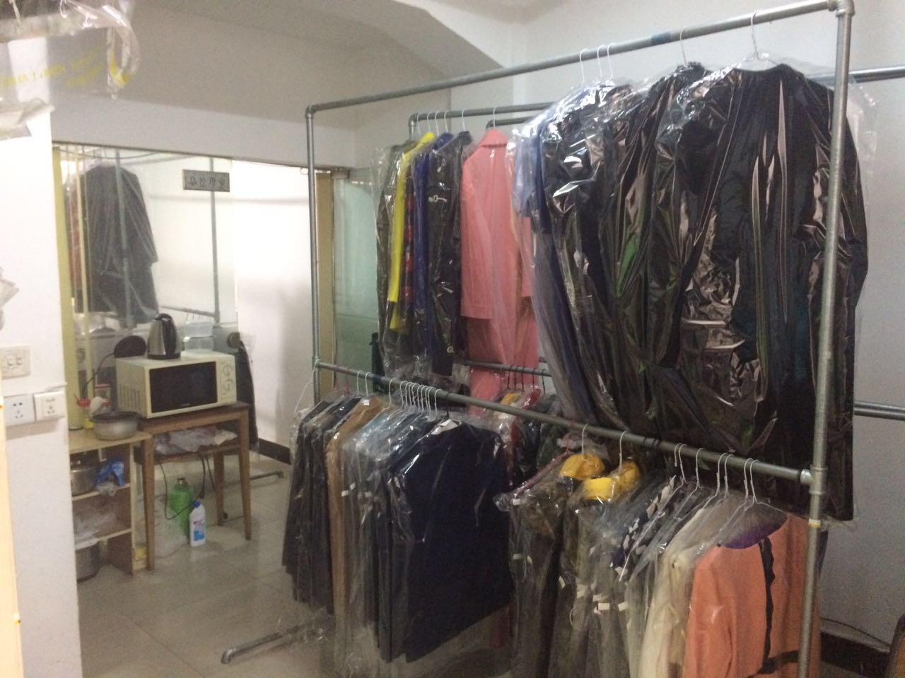 干洗店衣服图片