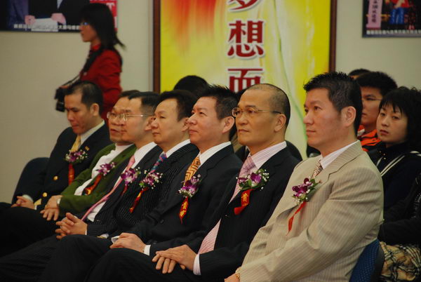 象王集团黄进能董事长(右二)与钰泰集团黄朝扬董事长(右一)在嘉宾席上