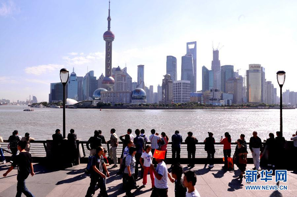 游客在上海外滩观光游览