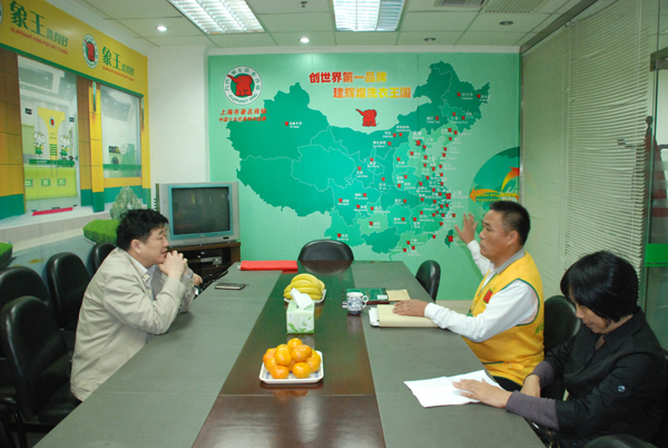 长宁区委、新华社区领导与象王党支部书记蔡士刚亲切交谈